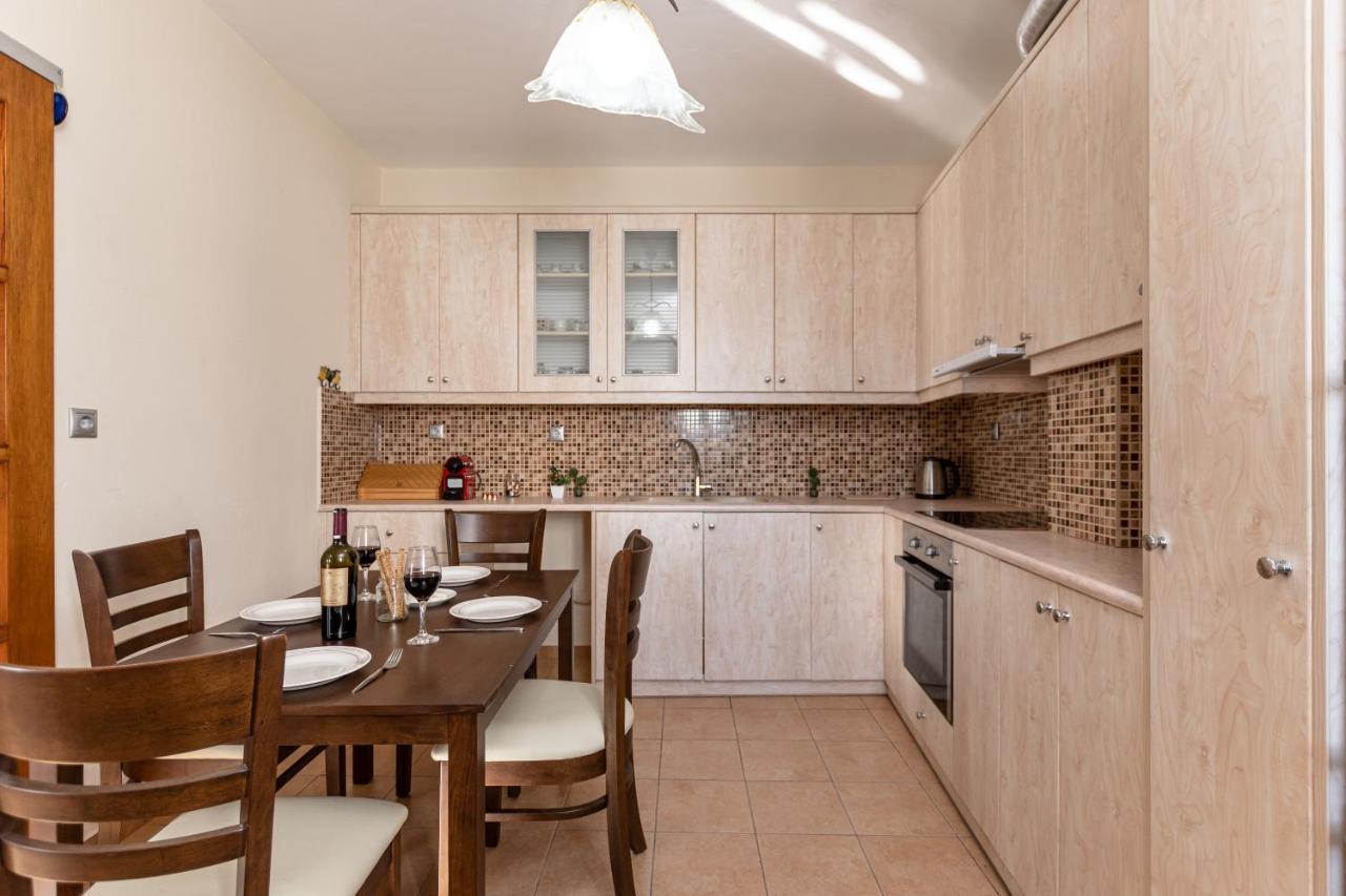 Nick & Debbie'S Two-Storey Apartment Melanes Luaran gambar