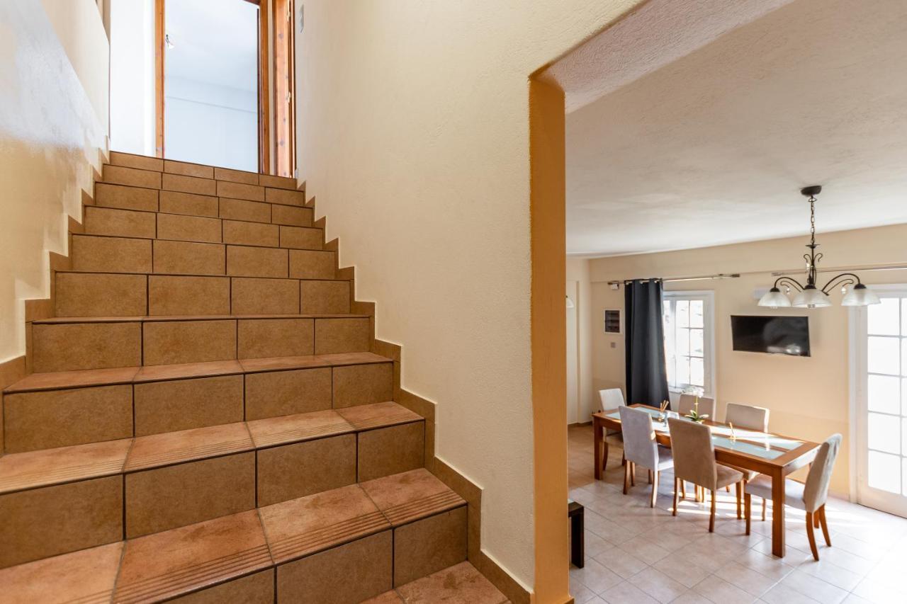 Nick & Debbie'S Two-Storey Apartment Melanes Luaran gambar